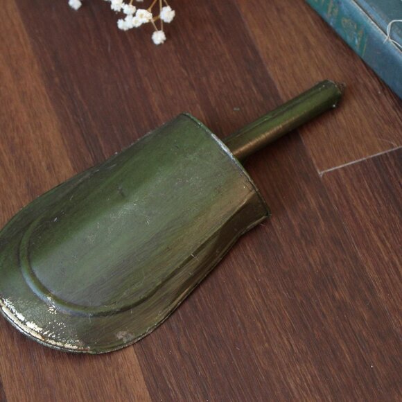Vintage Painted Metal Scoop, Green with Hand Painted Folk Art, Flour or Grain - Picture 10 of 10